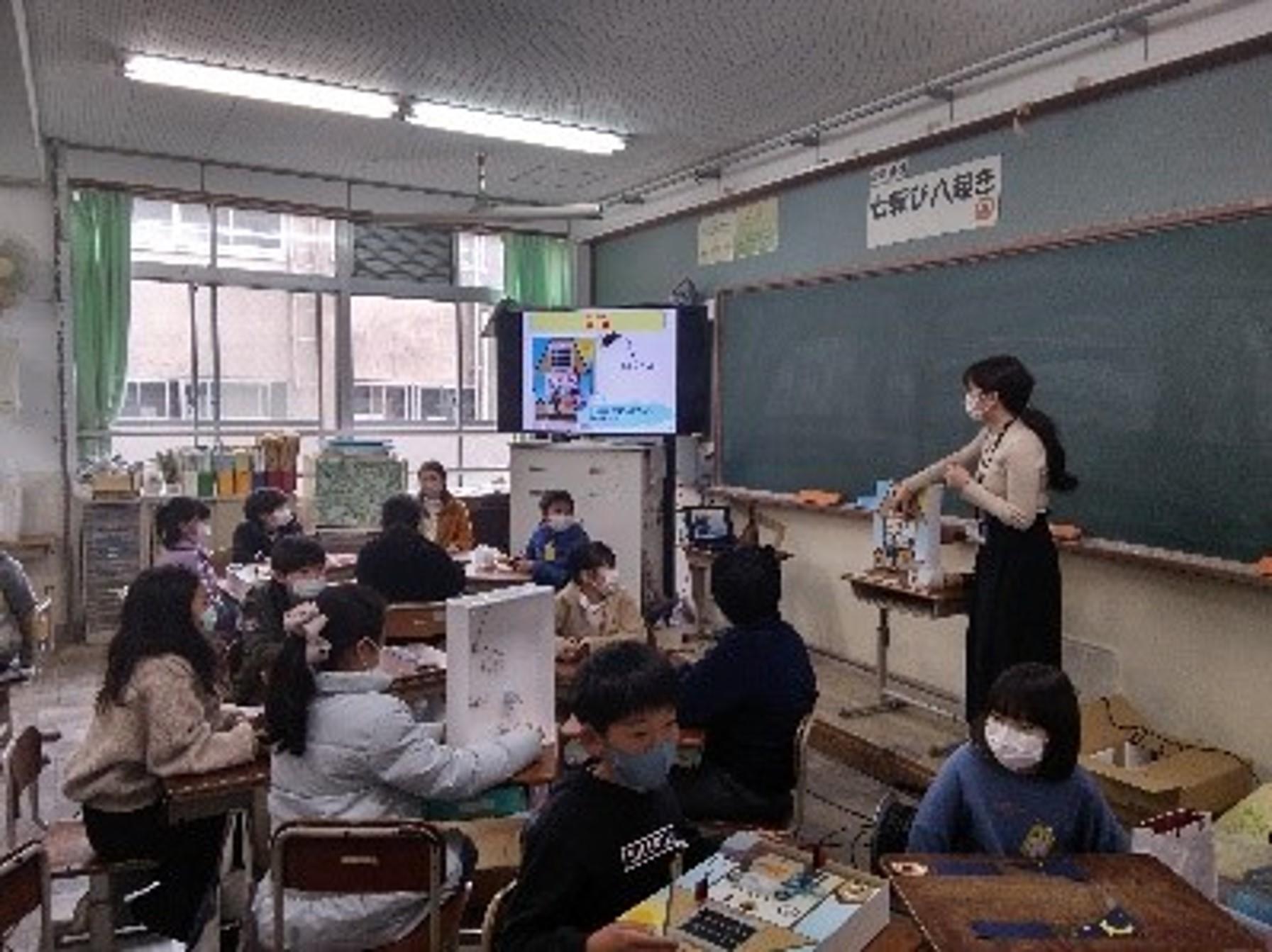 Lesson where students learn the mechanism of solar cells and battery (Japan)